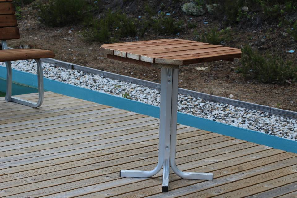 puusta ja alumiinista valmistettu laituripöytä